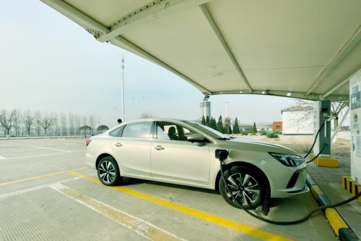 截至9月中国公共充电设施增至447.6万个 换电站保有量4994座