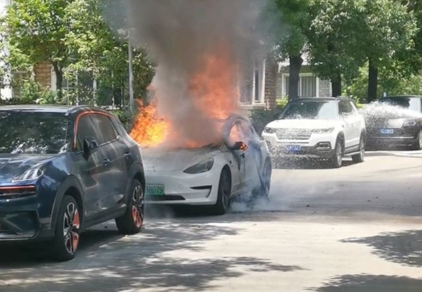 广州一特斯拉疑似“自燃”：还烧毁旁边宝马7系！紧急回应来了