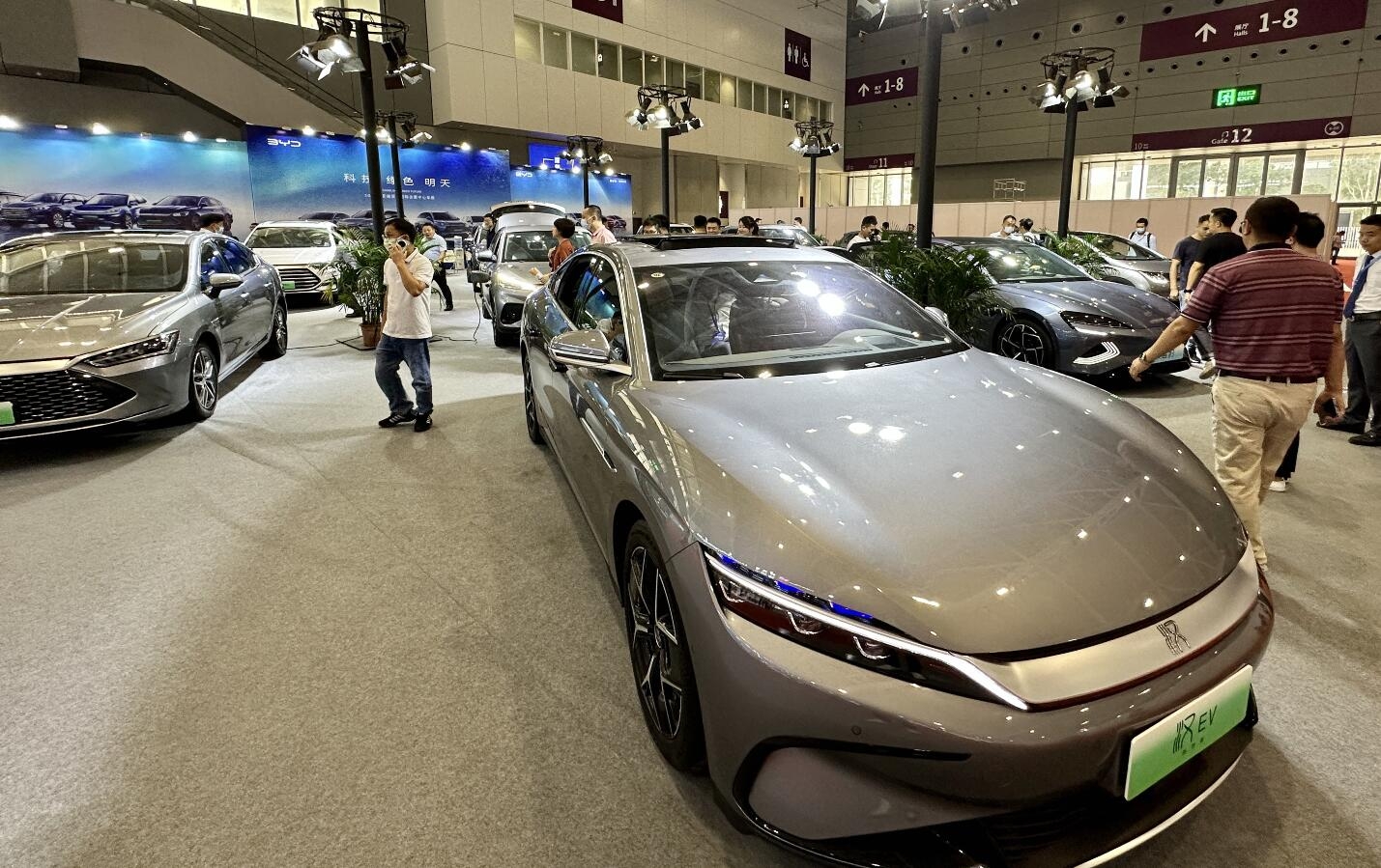 2022年全球电动汽车规模突破1100万辆 中国市场前三名：比亚迪、上汽和特斯拉