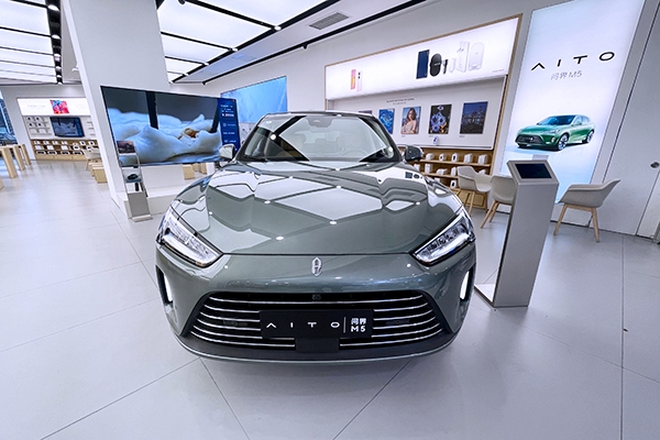 2023年全球新能源汽车销量达1465万辆 中国销量占比64.8%