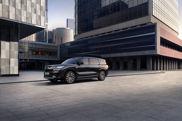 第1万辆腾势N9交付！比亚迪集团总裁王传福为优必选创始人周剑交车