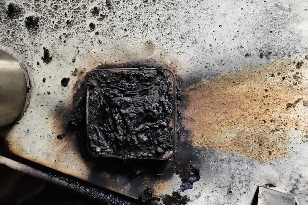 充电宝锂电池发生热失控 图源:北京消防 充电宝锂电池发生热失控 图源:北京消防