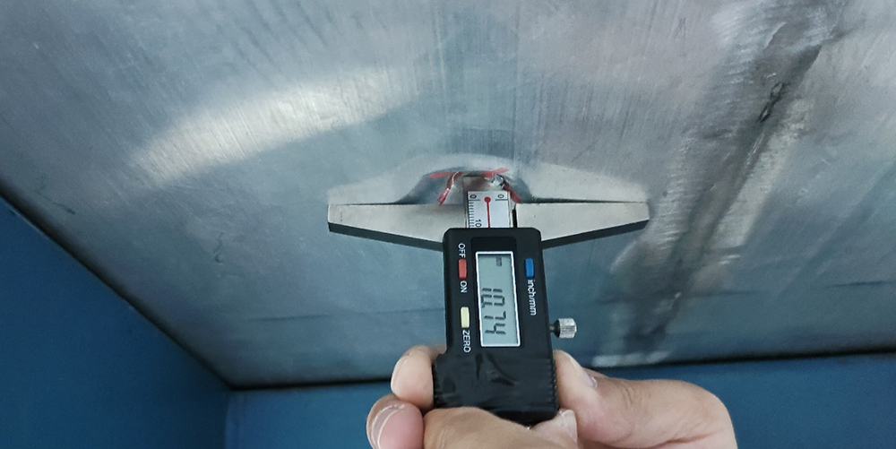 底部撞击坑深10.74毫米，电池系统无泄漏、起火或爆炸。