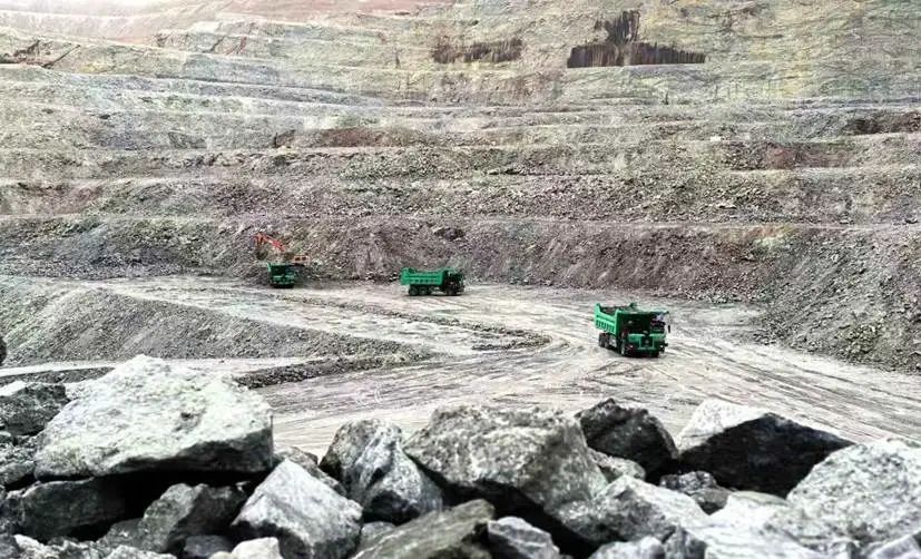 纯电无人驾驶矿卡在金属矿山作业 图/易控智驾