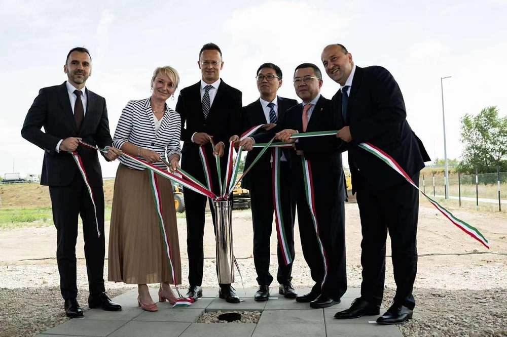 比亚迪在匈牙利科马罗姆为其电动大巴和卡车工厂扩建项目举行奠基仪式