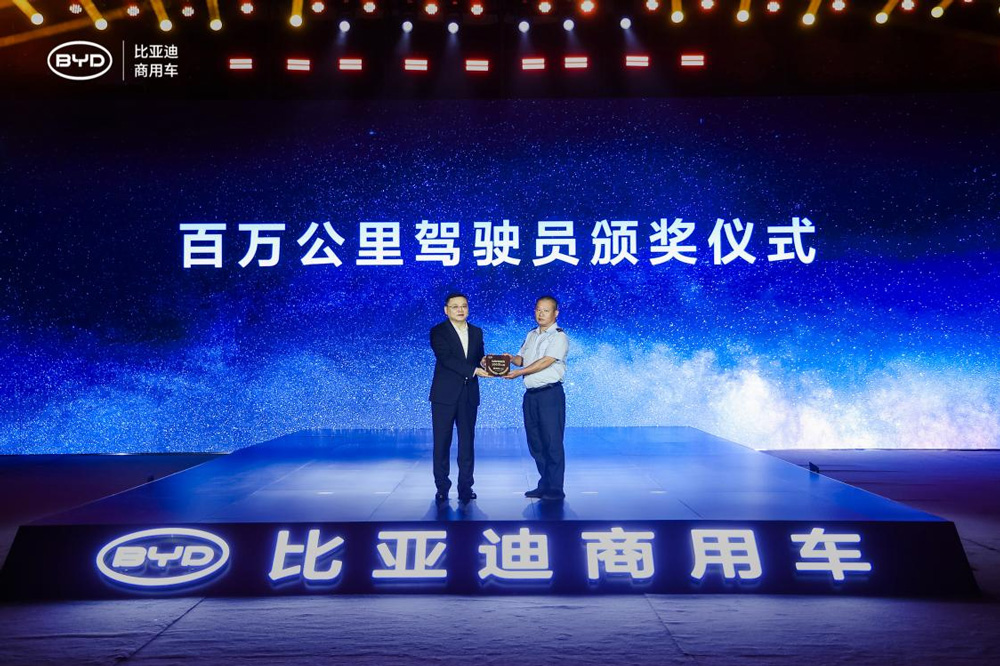 田春龙总为百万公里车型驾驶员颁奖