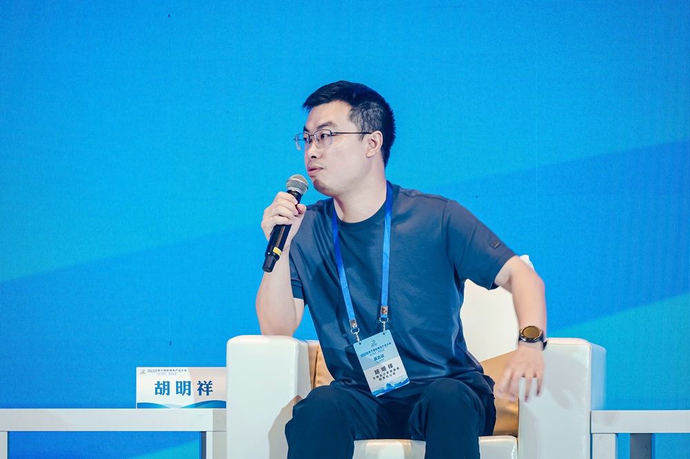 无锡盘古新能源有限责任公司董事长胡明祥