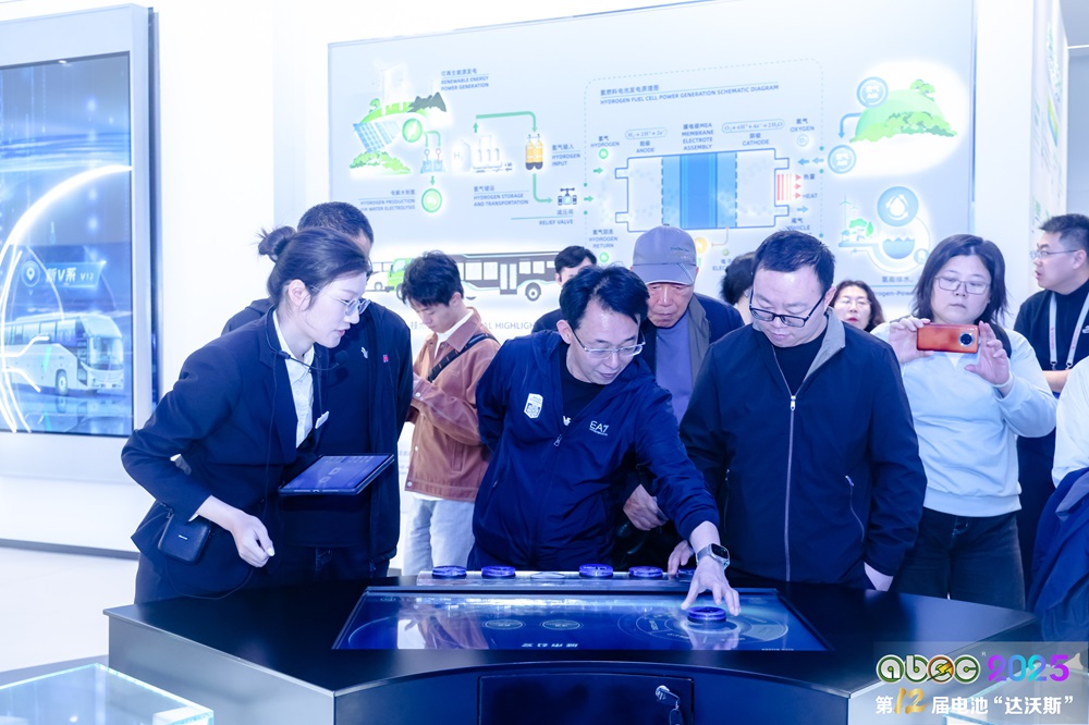 与会嘉宾参观苏州金龙