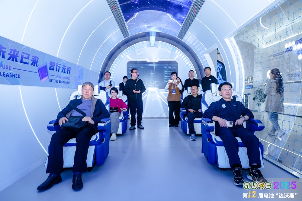 与会嘉宾参观苏州金龙