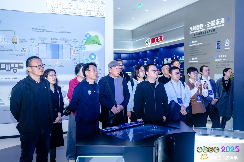 与会嘉宾参观苏州金龙