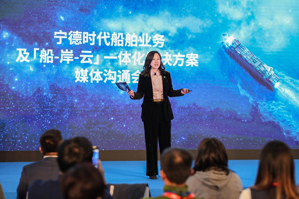 宁德时代市场体系联席总裁助理、宁德时代船舶事业部/宁德时代电船科技有限公司总经理苏怡怡  介绍宁德时代“船-岸-云”一体化解决方案