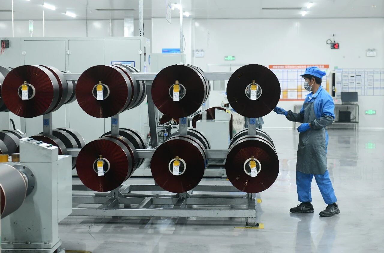 安徽南都华拓新能源科技有限公司电极生产车间 王彪/摄 安徽南都华拓新能源科技有限公司电极生产车间 王彪/摄