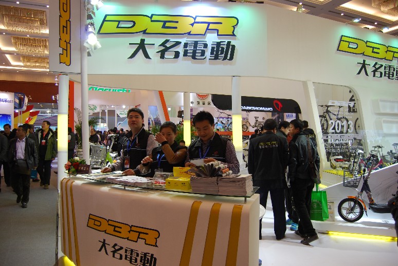 嫩模助力电动车展 各品牌展开吸引眼球战 嫩模助力电动车展 各品牌展开吸引眼球战