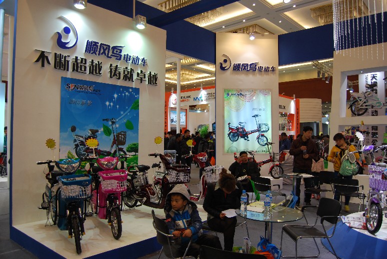 嫩模助力电动车展 各品牌展开吸引眼球战 嫩模助力电动车展 各品牌展开吸引眼球战