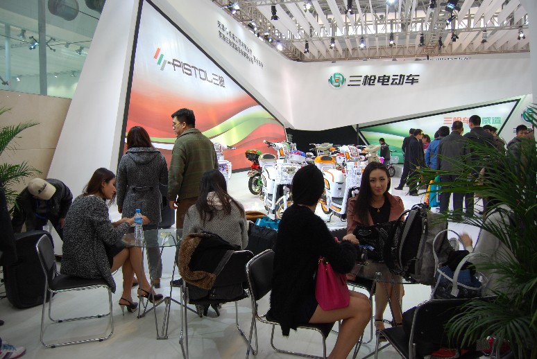 嫩模助力电动车展 各品牌展开吸引眼球战 嫩模助力电动车展 各品牌展开吸引眼球战