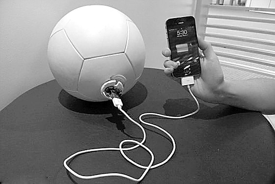 充电足球：可为手机充电 每个售价99美元