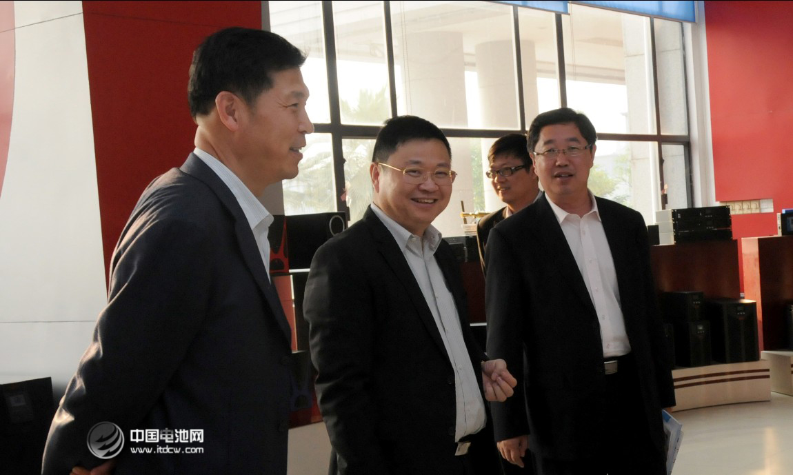 图片中为易事特董事长 何思模