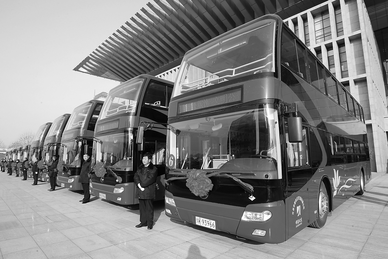 河南许昌举行出租汽车更新暨新能源公交车投放仪式