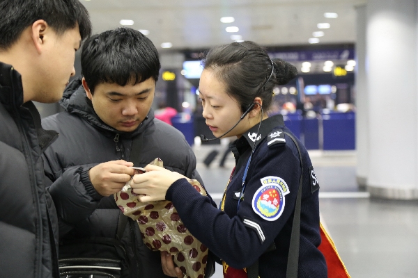 首都机场春运扣留百余移动电源 超标品种无法托运