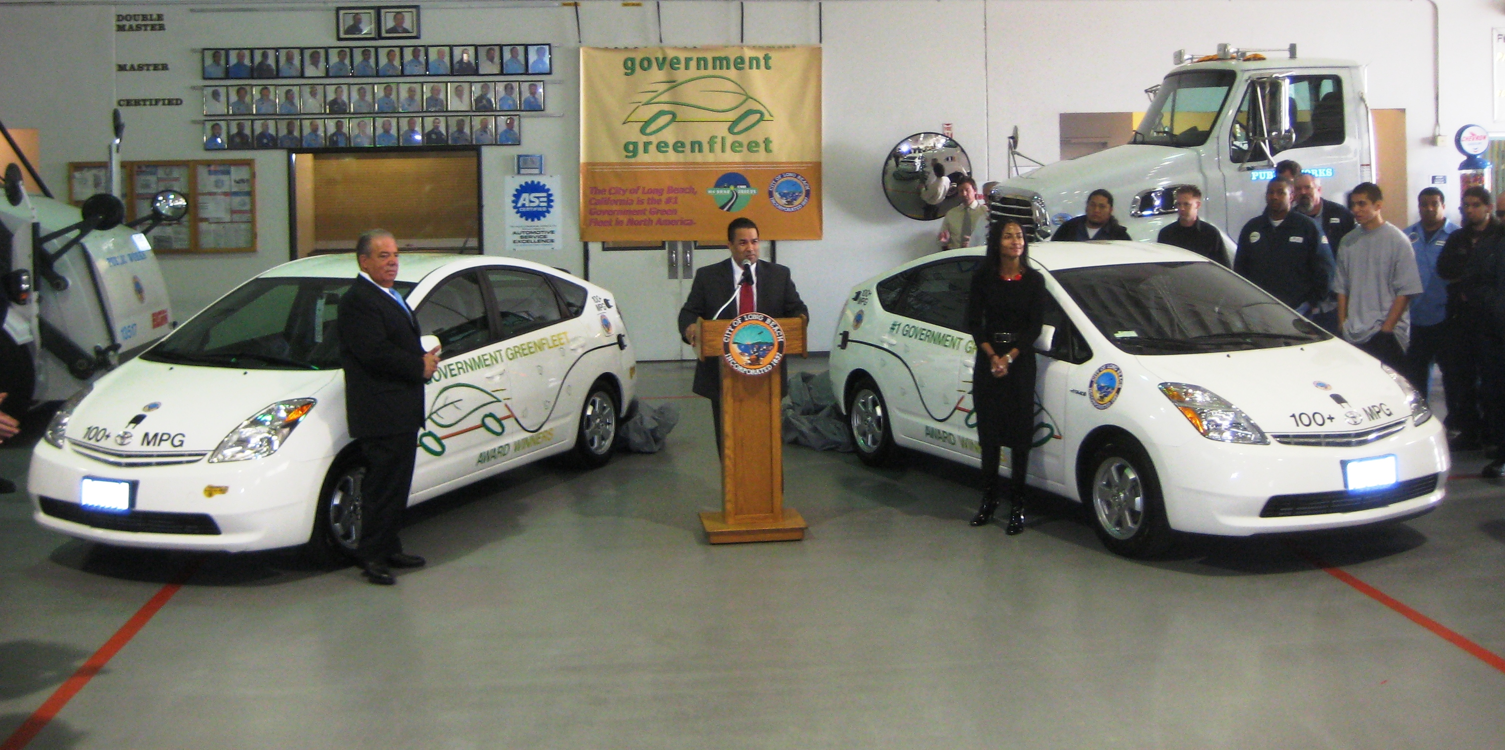 北京开建1000个充电桩 新能源概念股暴涨