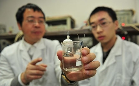 复旦大学研发水锂电充电十几秒汽车可行400公里