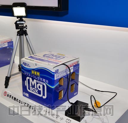 在展示会场进行了让LED灯发光的现场演示