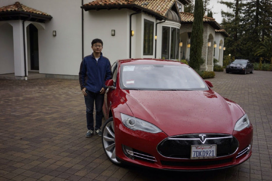 金山网络CEO傅盛试驾特斯拉