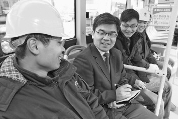 全国人大代表邹兵在临沂电动汽车充换电站调研