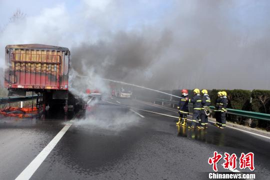 33吨废旧蓄电池河南高速路自燃 货车变“火车”