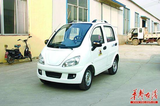 老人代步车无牌无照满街跑 交警：监管有盲区