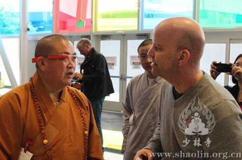 少林寺方丈访问美国苹果、谷歌 体验智能眼镜 