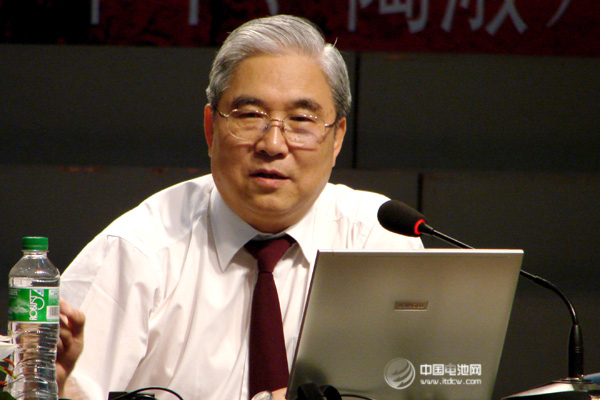 郭孔辉：新能源汽车之争是市场与权力的冲突