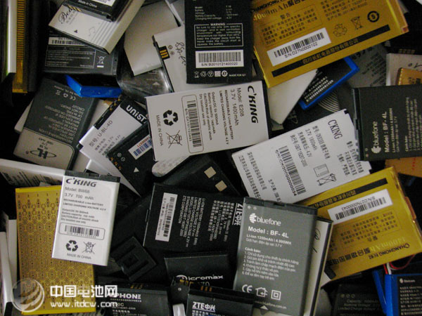 手机电池遭遇回收难 江苏尚无专业处理机构