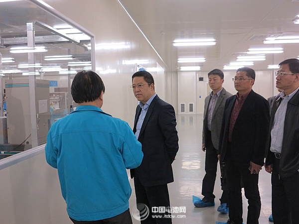 禹柏毅向德阳副市长易杰介绍产品生产工艺