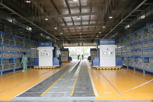 图为上海世博会纯电动公交车充电站