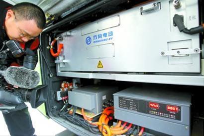 上海首批20辆新电车投运 在线即充电脱线可运行