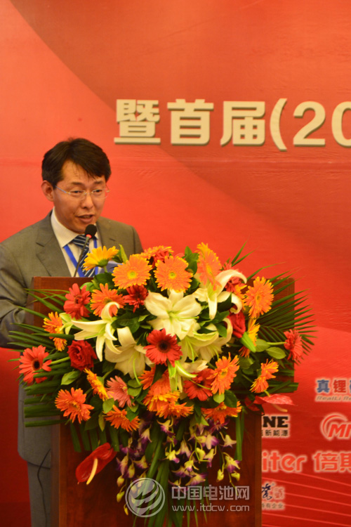 中国电池网创始人、CEO于清教在中国移动电源行业年度品牌颁奖论坛上