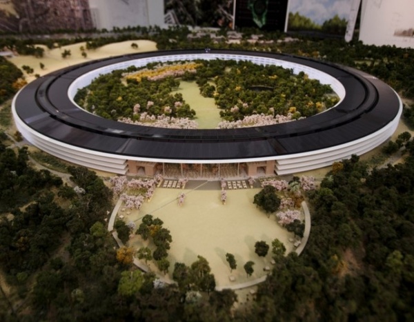 苹果新总部园区最新航拍照片：“飞船”造型开始成形