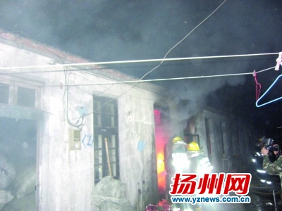 电动车充电爆炸引燃布料仓库 充电超过8小时存隐患