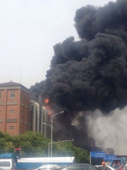 “全球内存条第一厂”无锡健鼎失火 现场浓烟滚滚