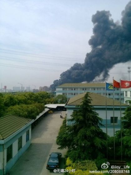 “全球内存条第一厂”无锡健鼎失火 现场浓烟滚滚