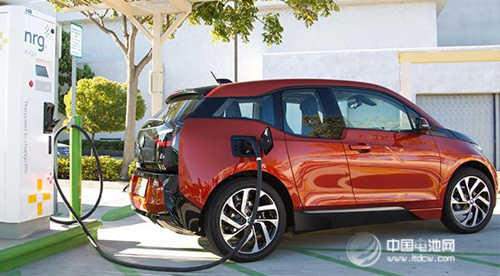 德国高速路建电动车充电站 未来4周免费充电