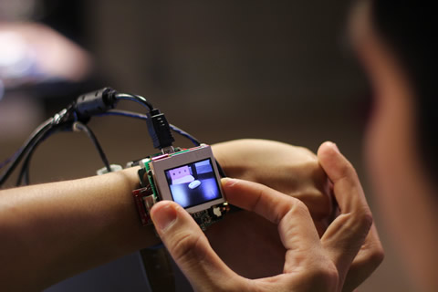 智能手表触屏太小？让屏幕转起来就行了（图）