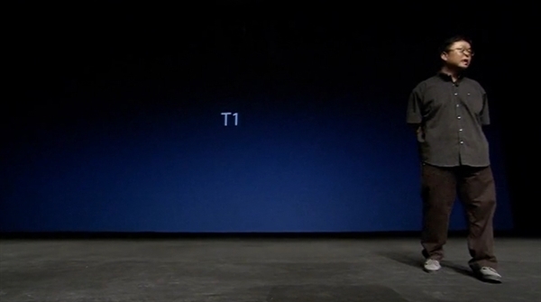 罗永浩发布锤子手机 反响褒贬不一粉丝夸业界骂