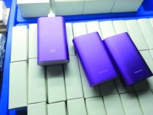 黑工厂月销假小米移动电源10万台 负责人被警方带走