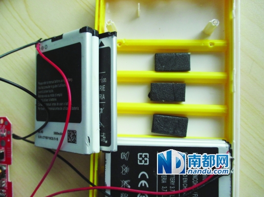 水泥板、石块等“加重”手感。