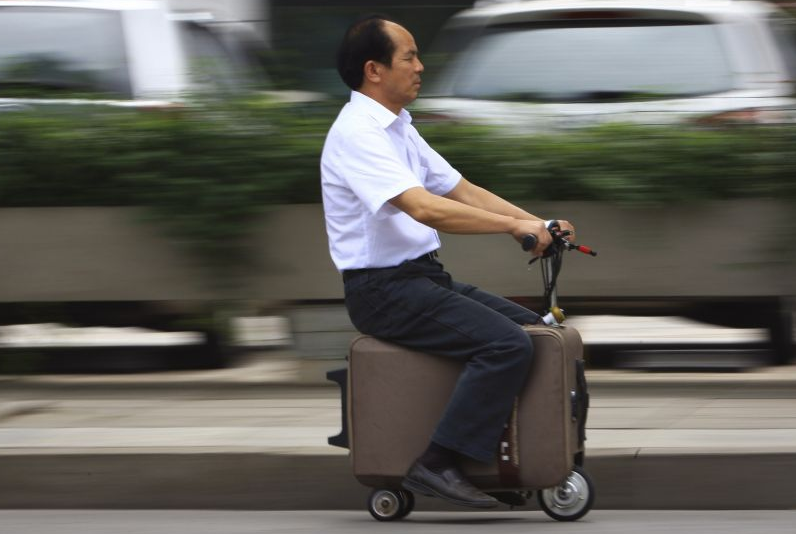 长沙农民贺亮才鼓捣10余年发明载人电动行李箱