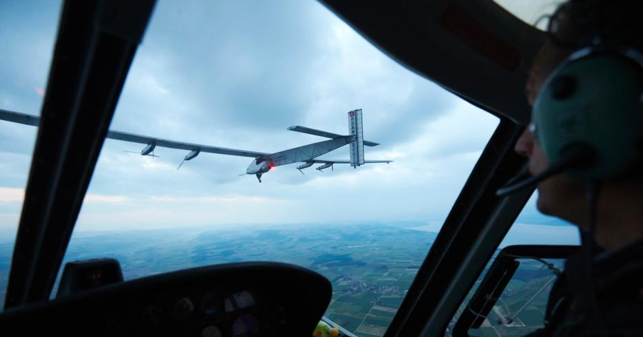 全球最大太阳能飞机瑞士首飞 宽72米1.7万块电池 