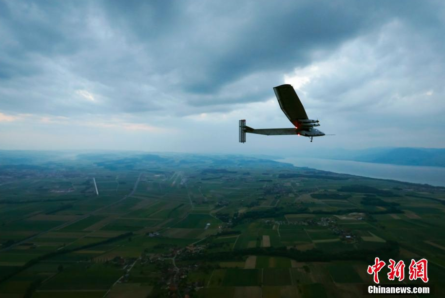 全球最大太阳能飞机瑞士首飞 宽72米1.7万块电池 