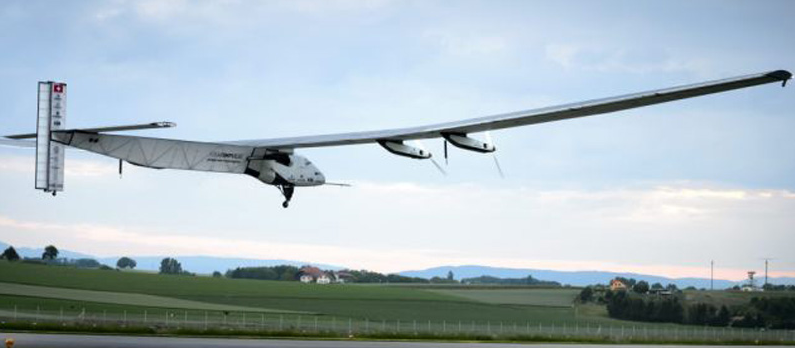 全球最大太阳能飞机瑞士首飞 宽72米1.7万块电池 